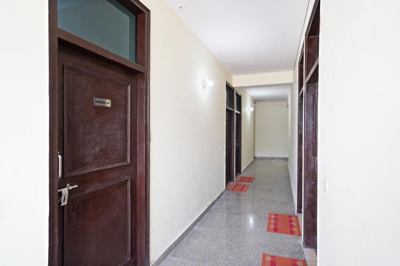 Oyo 46744 Hotel Yash New Delhi Ngoại thất bức ảnh